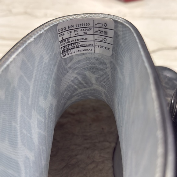 Used Women’s UGG Rain Boots Size 9 US - Picture 4 of 6